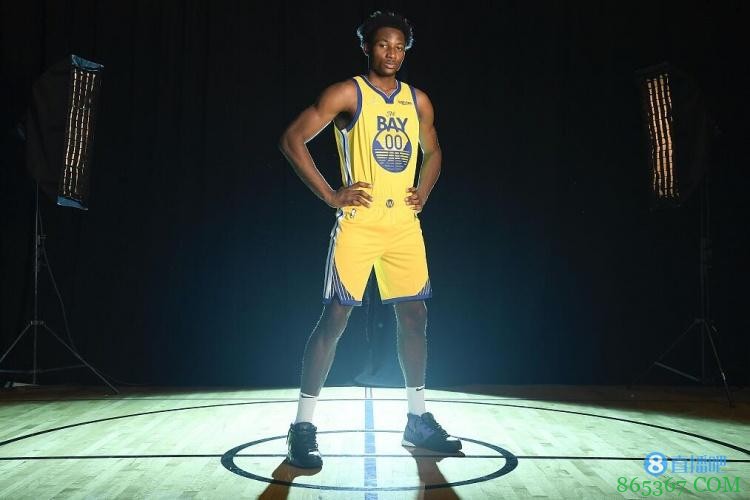 库明加：跟库里成为队友很疯狂 因为之前我都是在2K里玩儿他