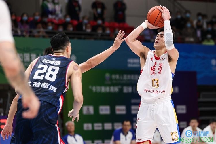 手感火烫!郭艾伦上半场10投8中独砍21分5篮板