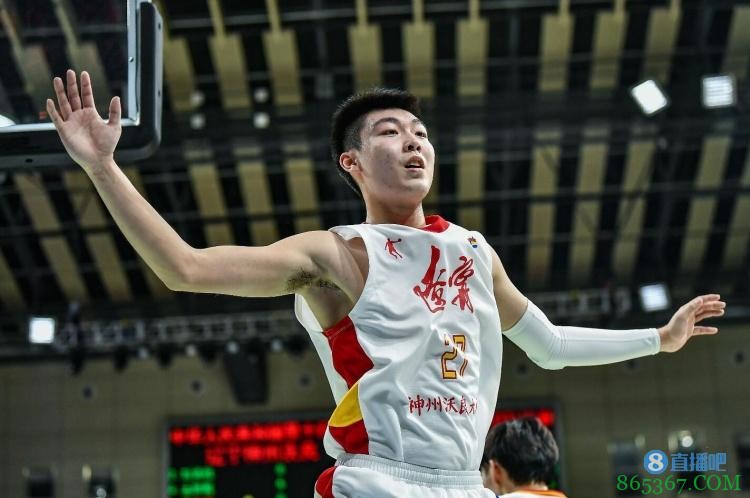 沈阳日报:辽篮小将俞泽辰决赛扮演奇兵 杨鸣夺冠后如释重负
