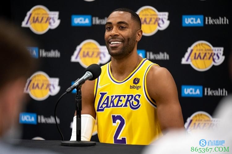 ?直击媒体日湖人篇:老詹喜笑颜开 全队精神抖擞开启新赛季
