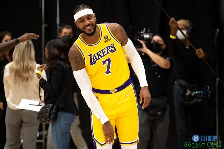 ?直击媒体日湖人篇:老詹喜笑颜开 全队精神抖擞开启新赛季