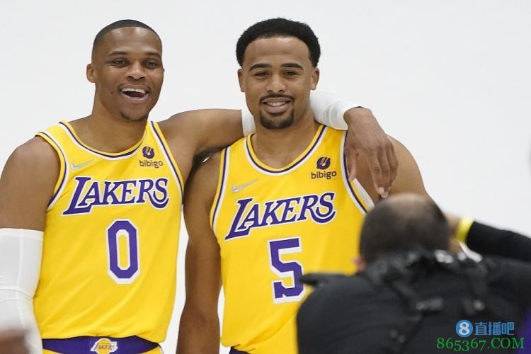 ?直击媒体日湖人篇:老詹喜笑颜开 全队精神抖擞开启新赛季