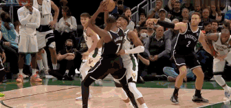 字母哥防守时手掌结实摁脸KD 被吹犯规