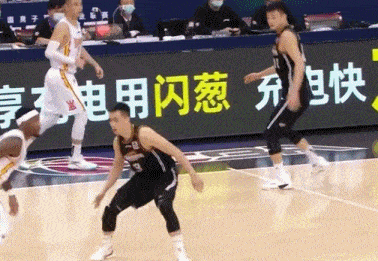 争议球！费尔德头顶赵继伟鼻子后者倒地 山西5打4命中3分杀死比赛