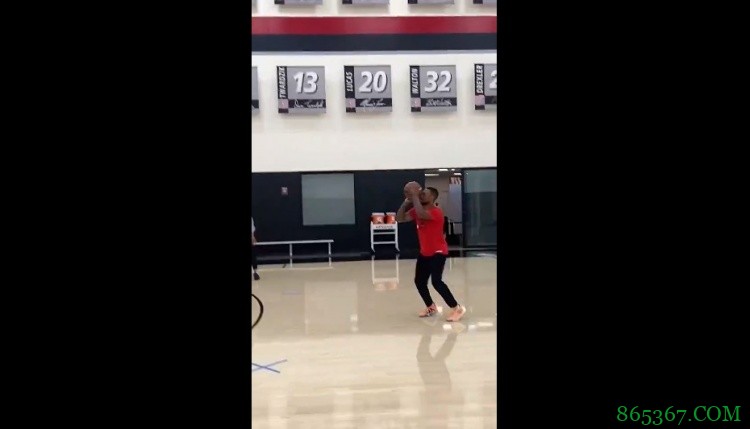 轻松!利拉德弧顶超远三分8连中 开拓者官推:这不是循环播放