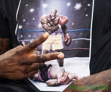 冤家!奥尼尔观战WNBA穿搞笑T恤:击倒肥猪巴克利