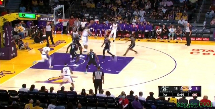 霍顿-塔克接小乔丹传球上演单臂炸扣 引场边老詹威少起身欢呼