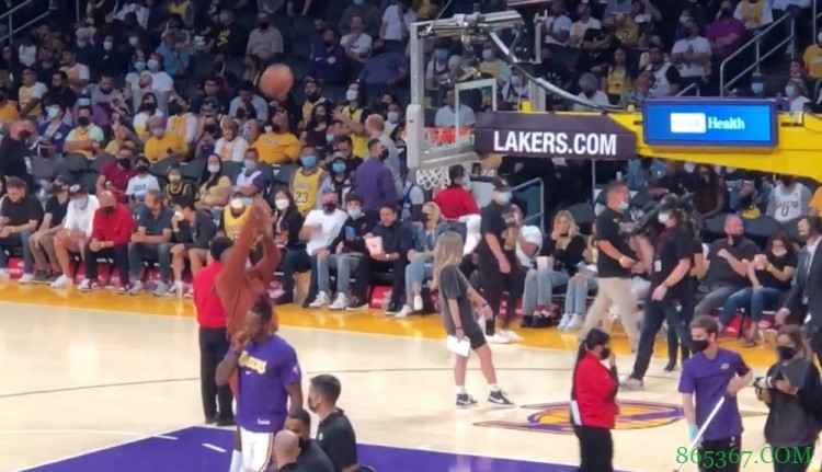 湖人VS篮网第四节前 便装詹姆斯手痒上场投篮