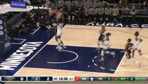 上点对抗！华子抢断莺歌后撞开后者上演单臂隔扣