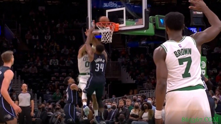 力拔山兮气盖世!塔图姆虚晃骗起防守 突破内线隔扣小卡特