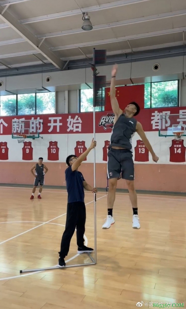 ?区俊炫晒照称成功拿到上岗证 朱松玮：诸暨等你宝贝