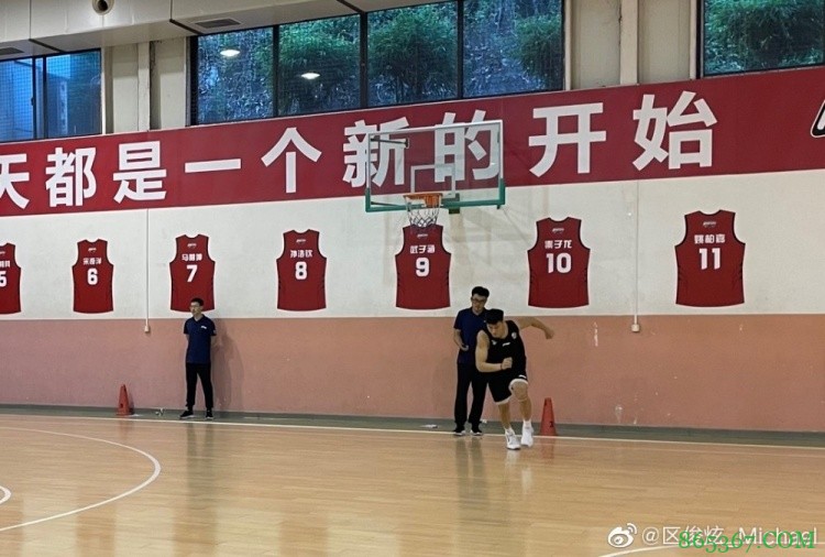 ?区俊炫晒照称成功拿到上岗证 朱松玮：诸暨等你宝贝