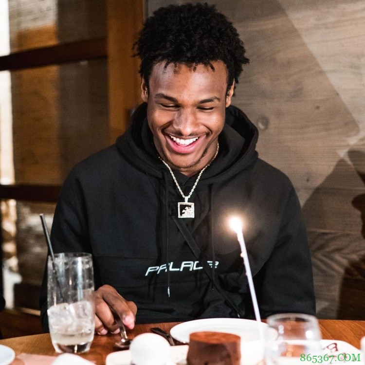 詹姆斯祝儿子布朗尼17岁生日快乐:为你自豪 年轻的王子??