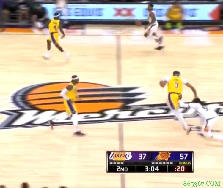 没必要吧?克劳德行进间快要摔倒时顺势推倒戴维斯