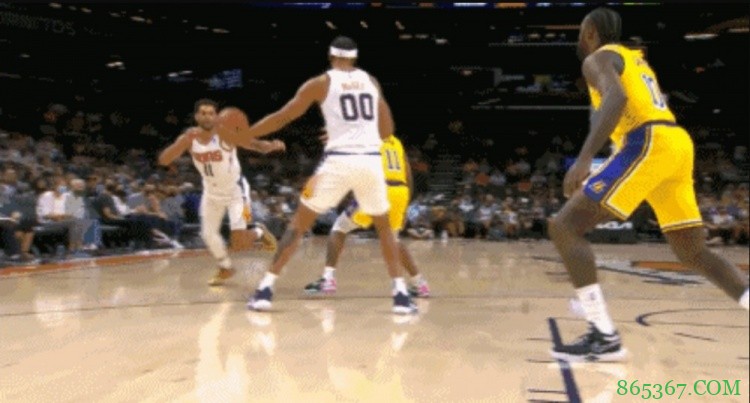 粗中有细！麦基假意手递手后穿裆小乔丹 助攻内德尔轻松放篮