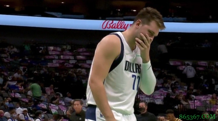 尴尬了?！东契奇颠篮球不小心打到自己的嘴