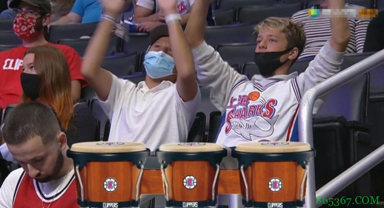 进口球衣啊!快船VS国王季前赛现场 球迷身穿上海大鲨鱼球衣观战