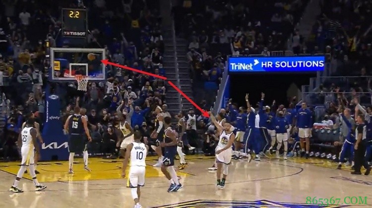 又让他装到了!库里命中半场结束前反超球 提前转身庆祝