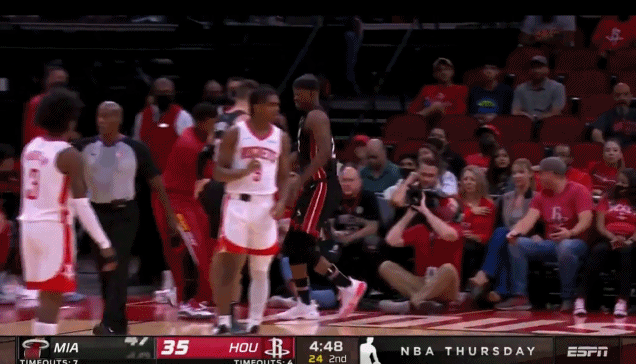 ?洛瑞在场边想安抚一下巴特勒 被巴特勒一掌推开