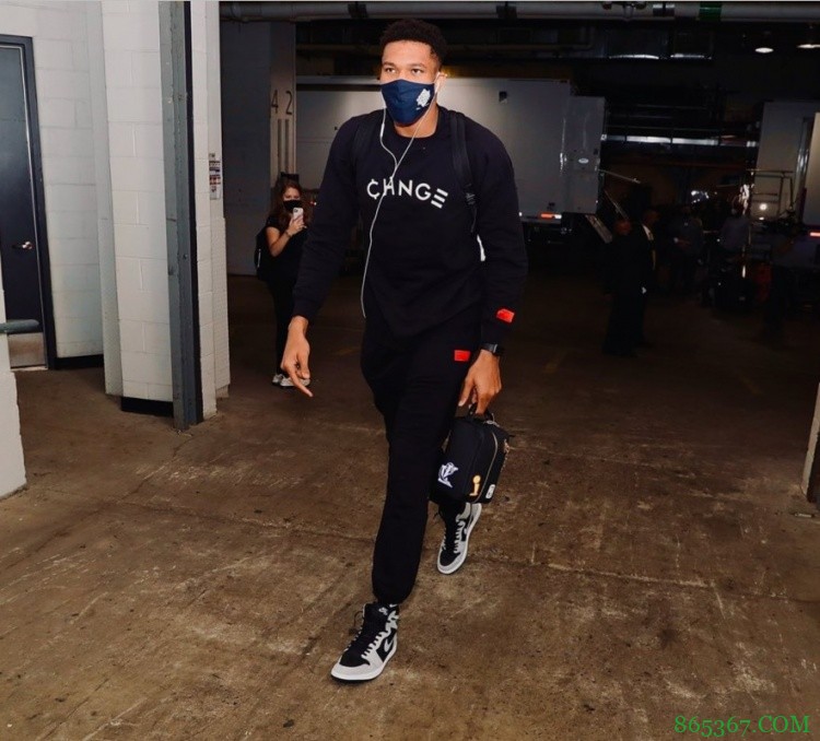 字母晒入场照:让我们开始一个神圣的赛季吧