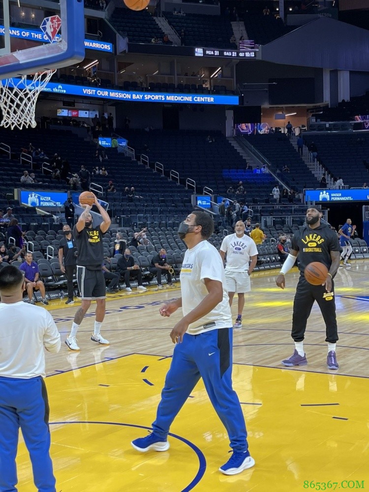 詹眉进行赛前训练 詹姆斯在助教汉迪防守下命中投篮