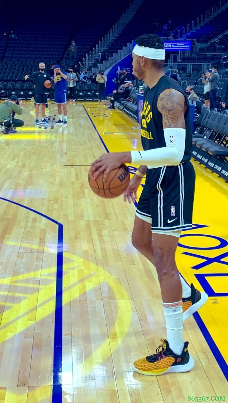 贝兹莫尔更推：跟库里这个家伙在一起就没有无聊的时刻??