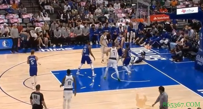 曼恩造东契奇进攻犯规然后庆祝 后者：他*的给我闭嘴