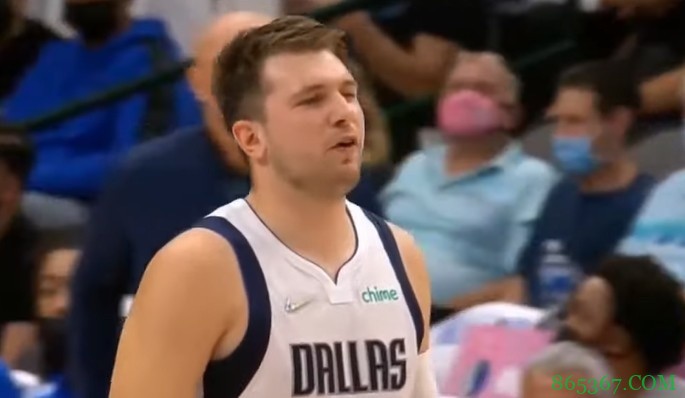 曼恩造东契奇进攻犯规然后庆祝 后者：他*的给我闭嘴