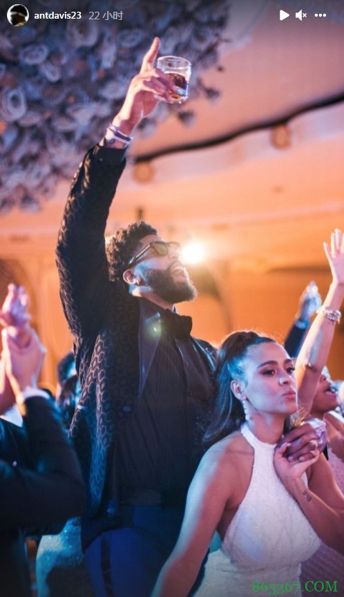 戴维斯晒照祝妻子生日快乐:享受属于你的日子吧