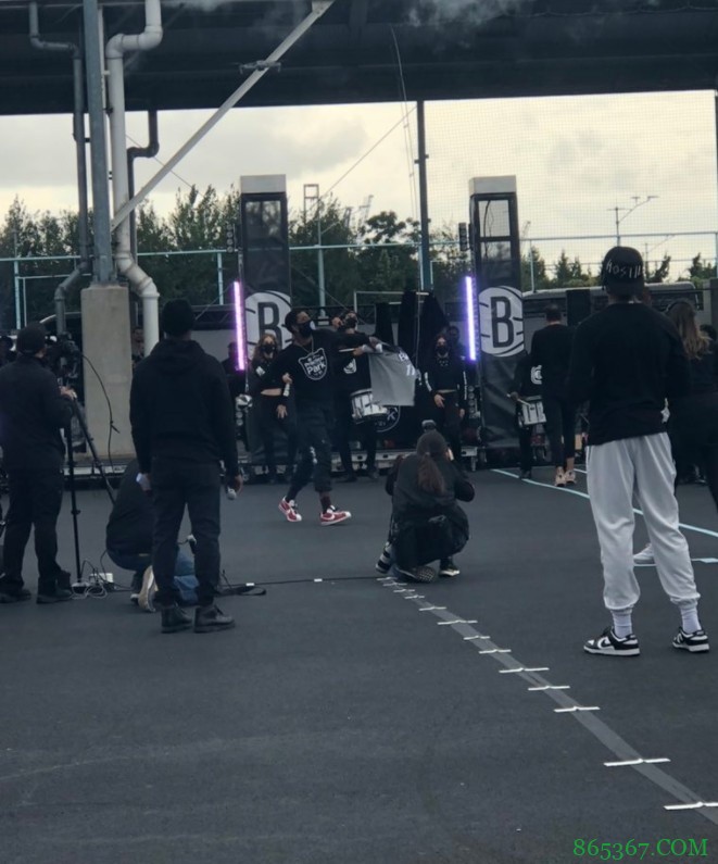 欧文今日参加篮网室外训练 训练中与杜兰特相拥喜笑颜开