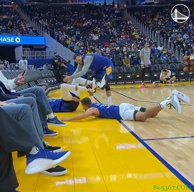 地滑?？公开训练赛：奥托-波特3+1倒地 库里贴地滑行而来拉人