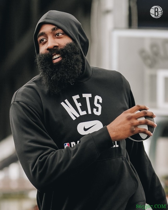 篮网官方晒球队室外训练组图:?只是微笑?