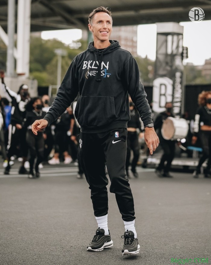 篮网官方晒球队室外训练组图:?只是微笑?