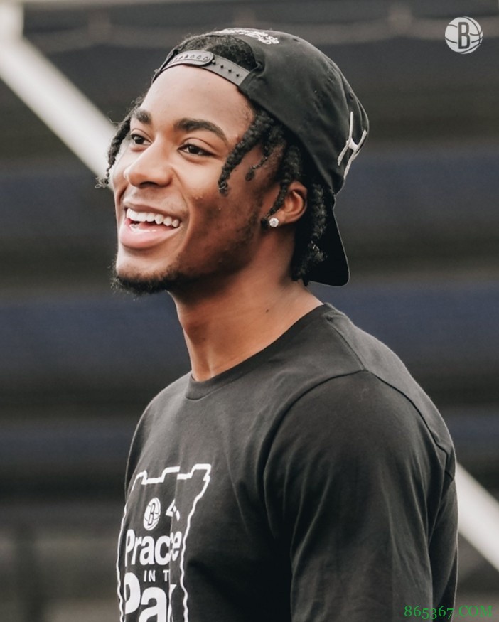 篮网官方晒球队室外训练组图:?只是微笑?