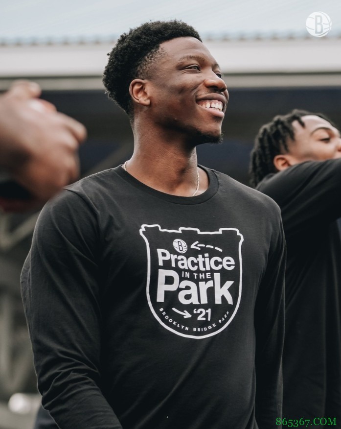 篮网官方晒球队室外训练组图:?只是微笑?