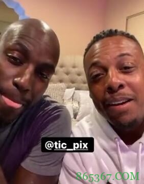 老友相逢!皮尔斯和加内特一起观看拳击比赛