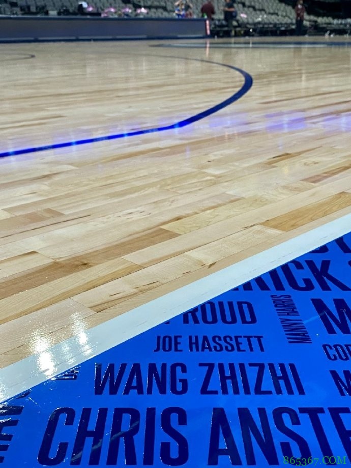 独行侠晒印有大致和阿联名字的主场地板:我侠大家庭不能少了他俩