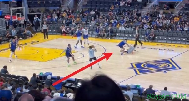 节目效果?普尔进攻时倒地 防守他的JTA又将他往地上按了按