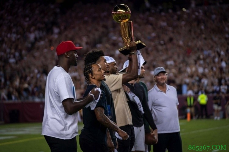 欢迎回家！米德尔顿携雄鹿队友带总冠军奖杯回母校观战