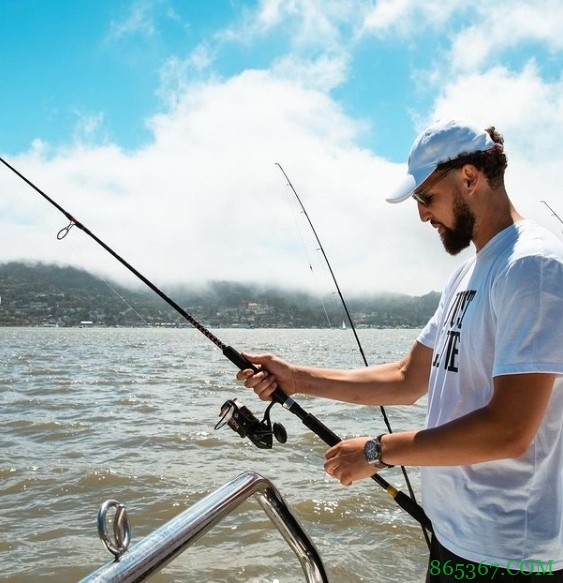 汤神的快乐星期天!克莱INS晒出海钓鱼和下国际象棋照片