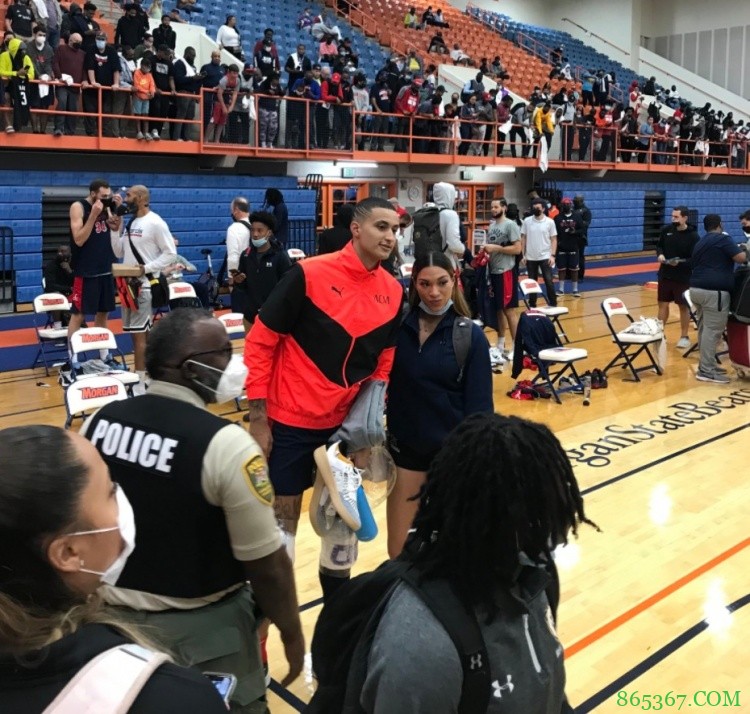 人气不减！奇才公开训练 库兹马被多个球迷索要合照