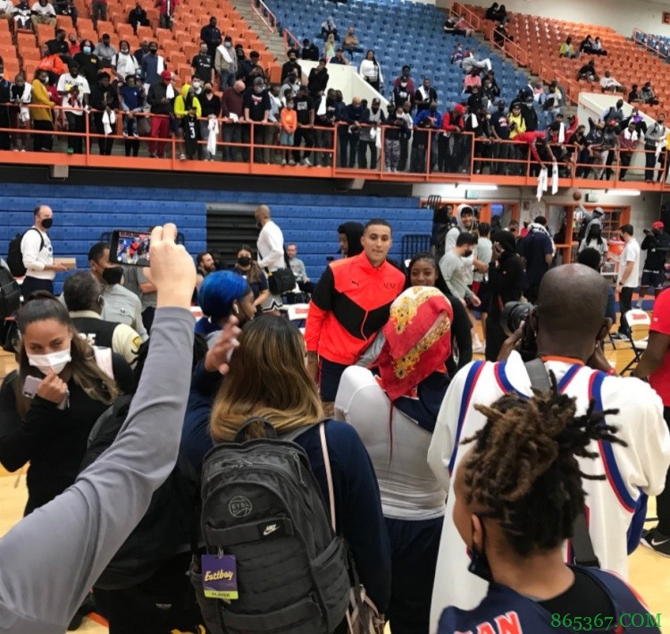 人气不减！奇才公开训练 库兹马被多个球迷索要合照