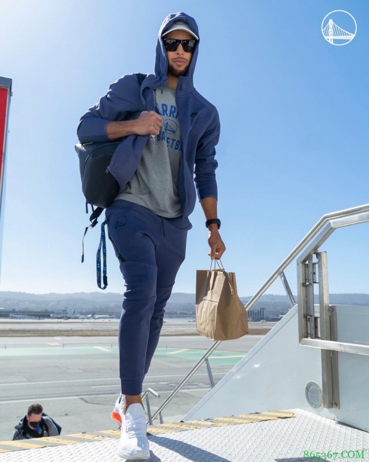 明日客战湖人!勇士官方晒“水花茶”登机照