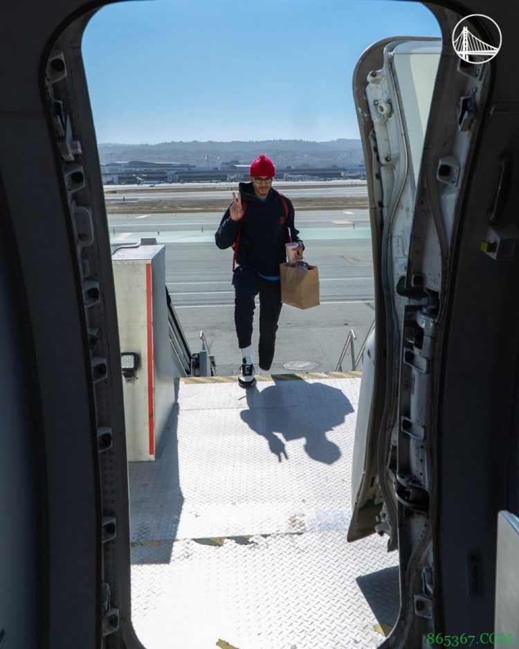 明日客战湖人!勇士官方晒“水花茶”登机照