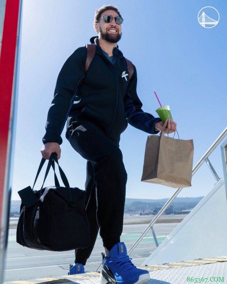 明日客战湖人!勇士官方晒“水花茶”登机照