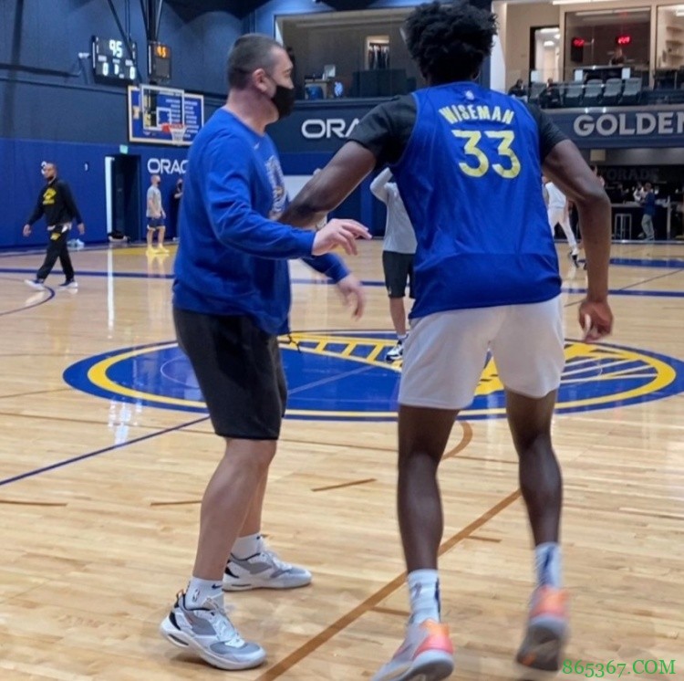 科尔:怀斯曼在健身房里很努力 他绝对是变壮了