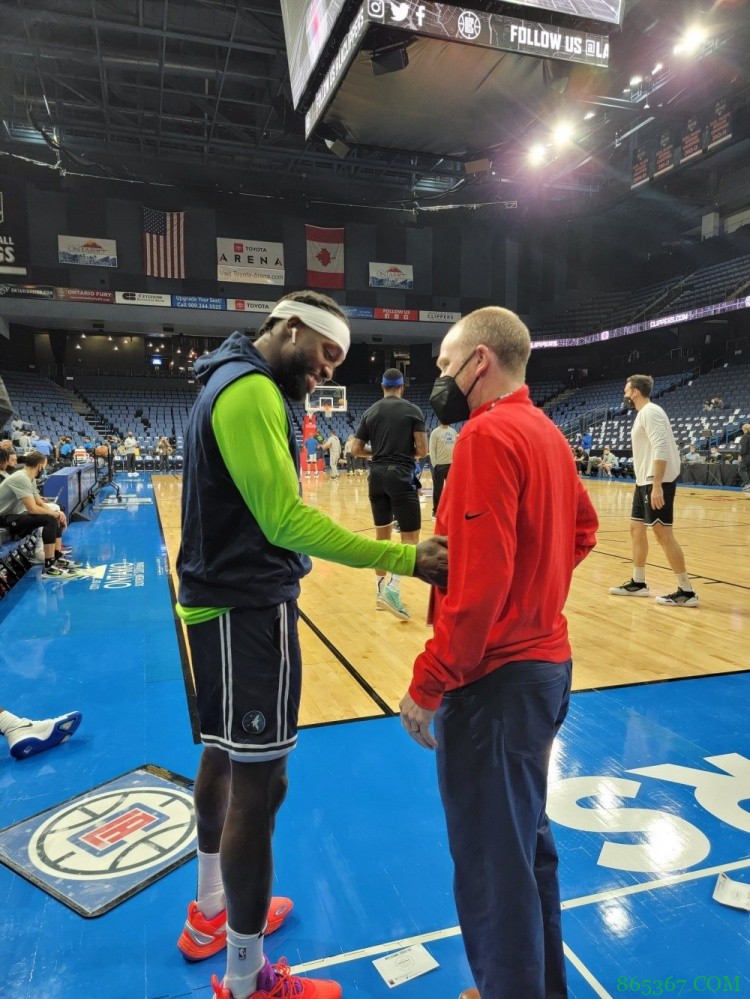 气氛融洽！贝弗利赛前与快船总裁交流许久