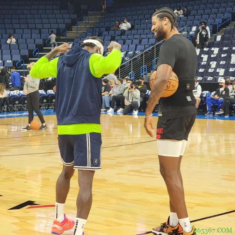 熟悉的人儿！贝弗利和乔治赛前寒暄、拥抱