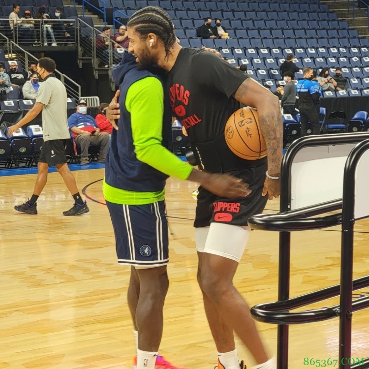 熟悉的人儿！贝弗利和乔治赛前寒暄、拥抱