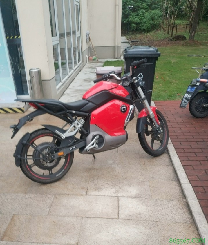 摩托车像个玩具！球迷晒周琦上海交大骑摩托上课趣图